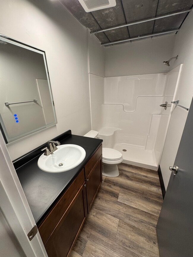 Building Photo - 826 W 8th St