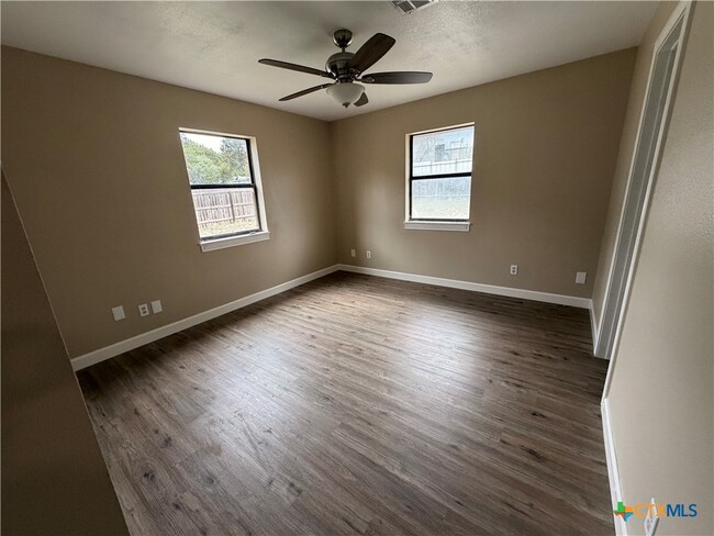 Building Photo - 1616 Lonesome