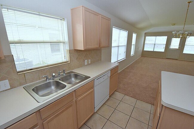 Building Photo - 3 BEDROOM 2 BATH COZY HOME WITH NEW UPGRAD...