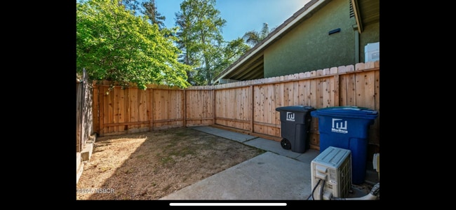 Building Photo - 1572 Rhinestone Ct