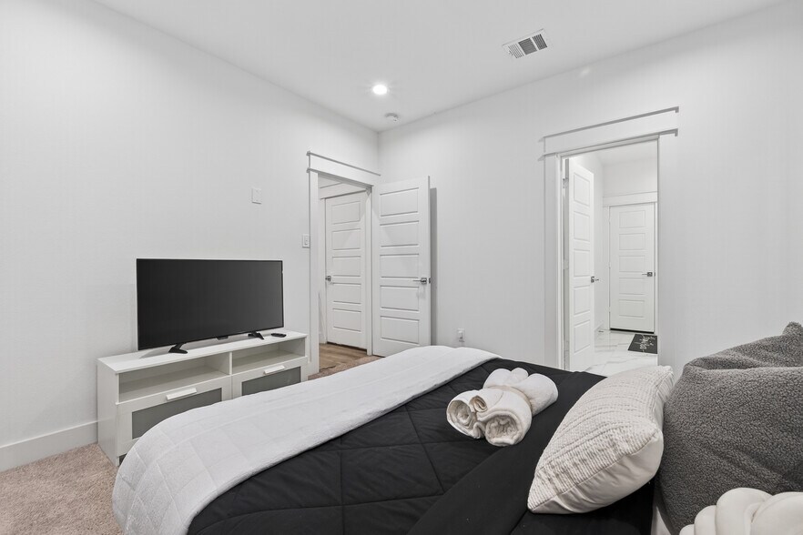 Bedroom1 - 523 Schweikhardt St