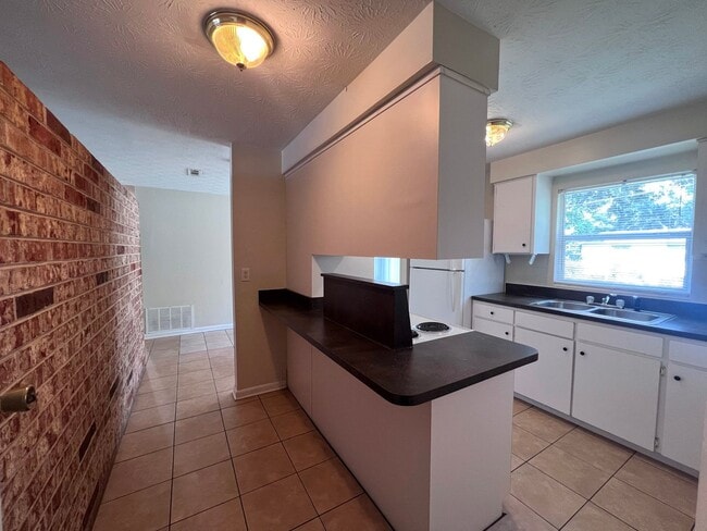 Building Photo - 3/2 House Near UF - Available mid-July 2026!