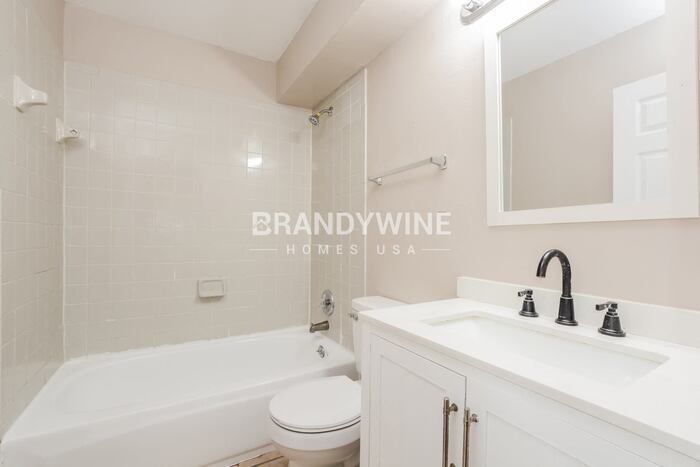 Building Photo - 700 E 7th St