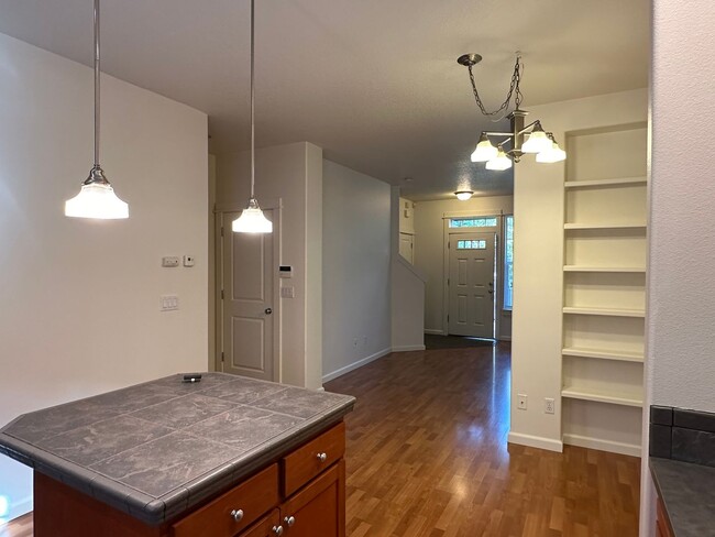 Building Photo - Top Floor 2 Bed, 2 Bath Townhome