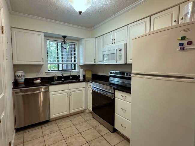 Building Photo - Close to Beach, Shopping, Restaurants!  Fu...