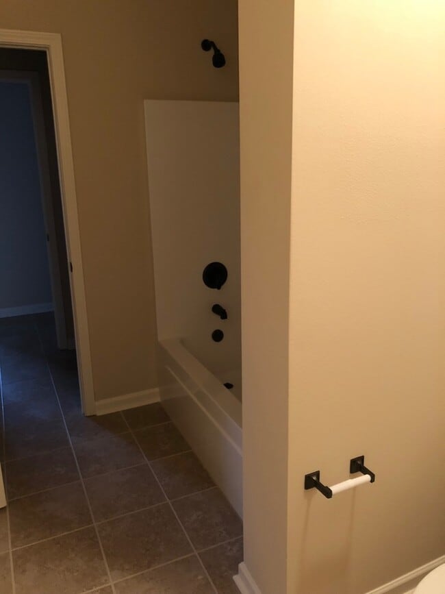 Building Photo - 3BD 2BA House in Hunters Trace Subdivision