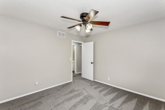 Building Photo - WEST Side Duplex for rent! Spacious 3 bed/2 bath duplex for rent