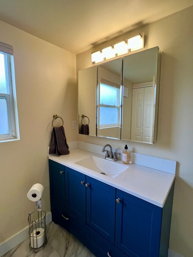 Building Photo - Fully Remodeled 1 BD + Loft