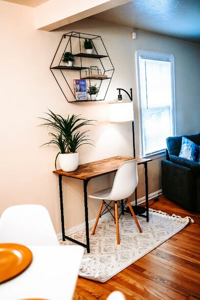 Building Photo - 1469 Sherbrook Rd