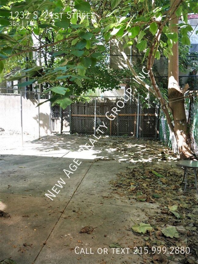 Building Photo - Spacious 3 bedroom, 1 bathroom house locat...