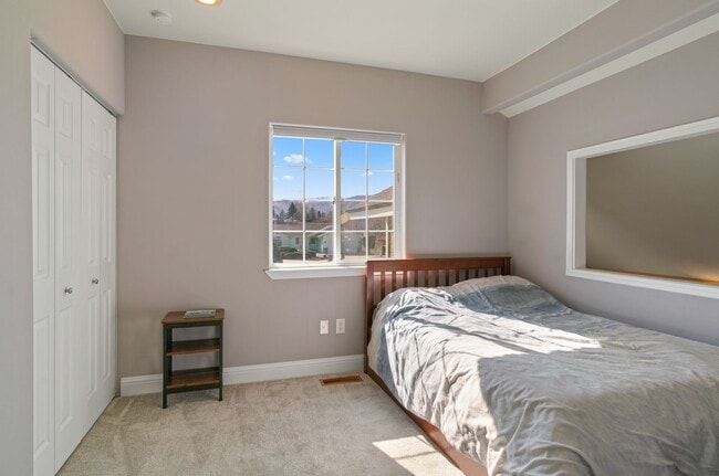 Building Photo - Beautiful 3 Bedroom 2.5 bath home with 2 c...