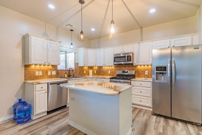 Building Photo - Beautiful 3 Bed 2 Bath Home