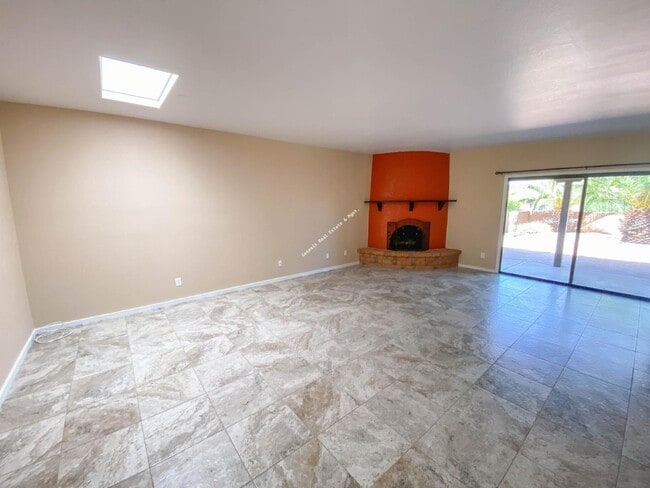 Building Photo - "Charming 2-Bed, 2-Bath Townhouse with Cozy Fireplace in Tucson's Scenic Sunrise Territory neighb...