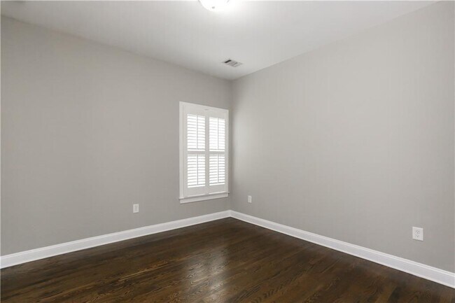 Building Photo - 914 Canterbury Ln NE