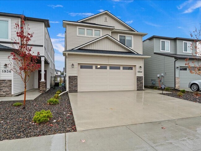 Building Photo - Free September Rent!  Beautiful Newer 4 Bed, 3 Bath located in the heart of Meridian - available ...