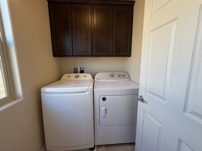 Building Photo - 4 BED 2.5 BATH 2 CAR GARAGE SINGLE FAMILY HOME W/ FULLY LANDSCAPED BACKYARD. THIS WAS FORMER MODE...