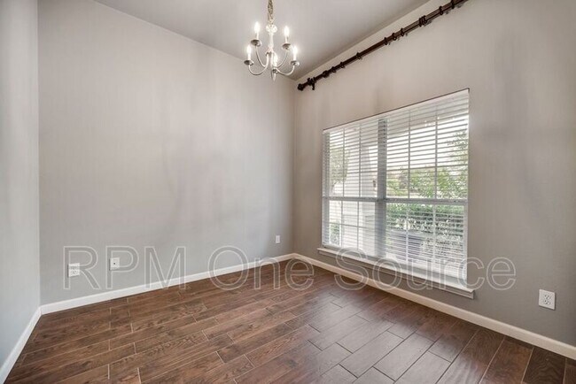 Building Photo - 300 Creekside Dr