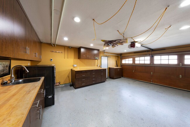 Building Photo - Beautifully maintained Tuscan-style custom home