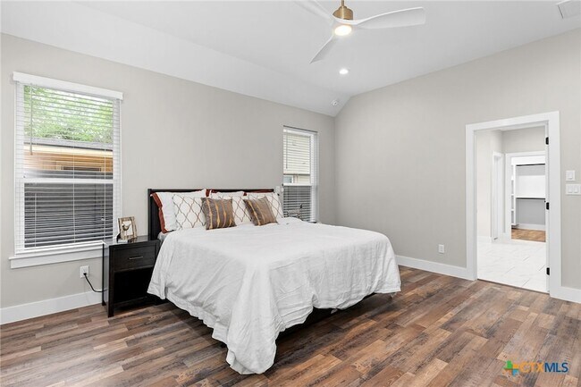 Building Photo - 2204 Magnolia Dr