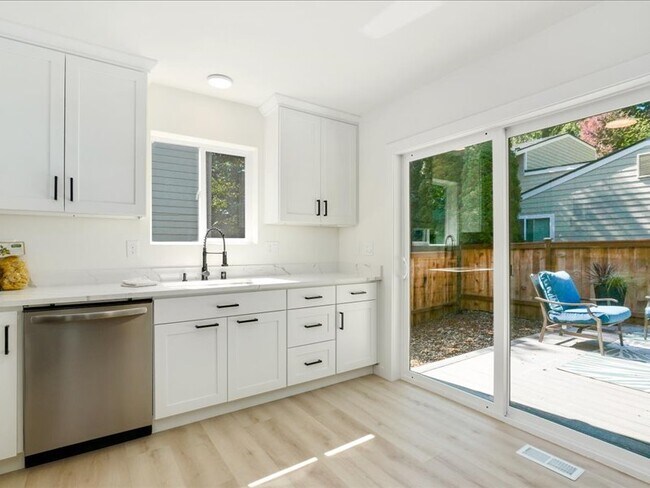 Building Photo - 1004 McDonald Ave