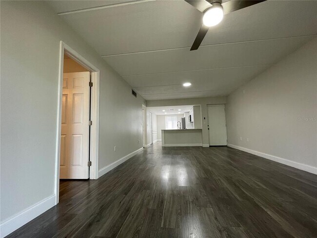 Building Photo - 211 Pine Ct