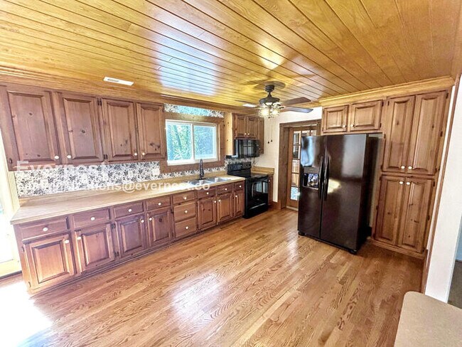 Building Photo - 2 Bed/2 Bath Home with Laundry Hookups / A...