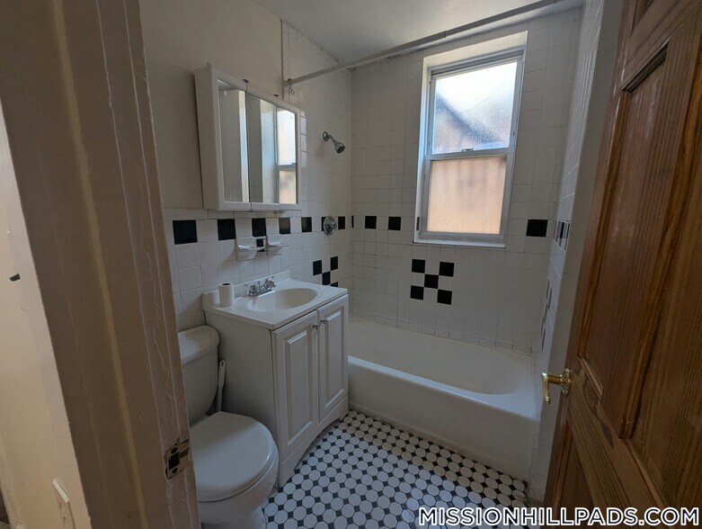 Building Photo - 352 Riverway