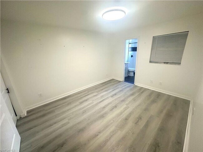 Building Photo - 2/2 Condo close to downtown Bonita