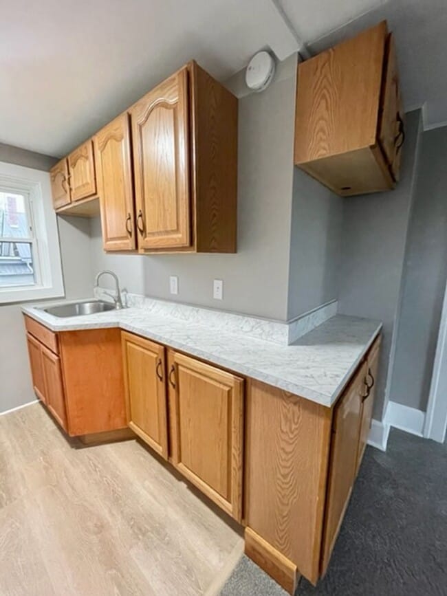 Building Photo - CUTE + COZY 1 Bedroom Duplex Available!