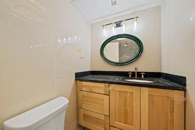 Building Photo - 12 Sabrina Farm