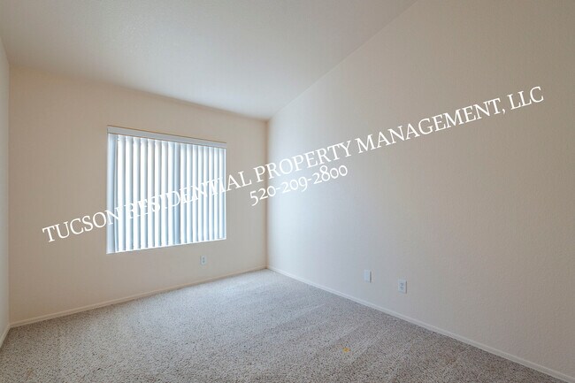 Building Photo - 11174 N Sand Pointe Dr