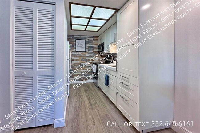 Building Photo - 20800 River Dr
