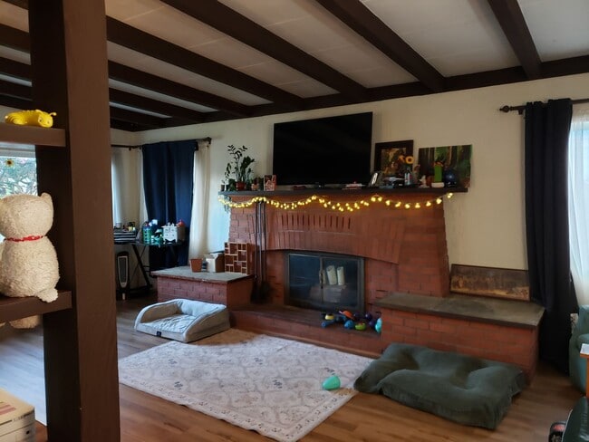 Building Photo - Three bedroom Home Close to the Hospital in Eureka
