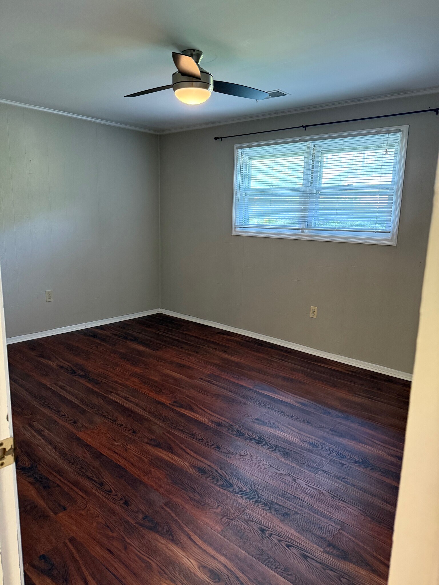 Building Photo - 906 Willcliff Dr