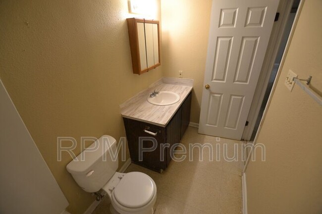 Building Photo - 2150 N Sherwood Forest Dr