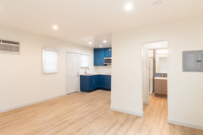 Building Photo - 1208 Daisy Ave