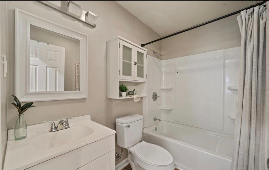 Building Photo - 204 N Bellemeade Ave