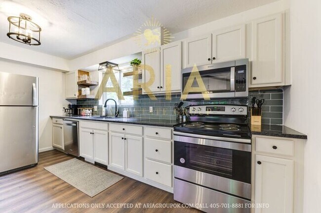 Building Photo - Unique 3 bed/2 bath Property with HUGE Bon...