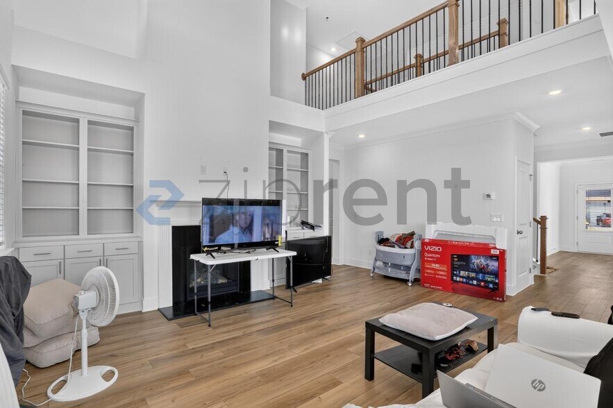 Building Photo - Unit