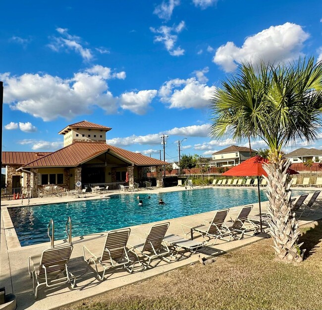 Building Photo - AVAILABLE NOW! 4 Bedroom / 2 Bath Home In ...