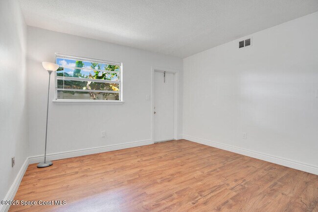 Building Photo - 401 Monroe Ave