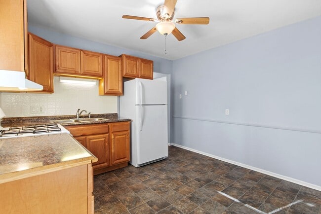 Building Photo - MOVE IN READY 2Bed 1Bath Duplex in St. Charles!