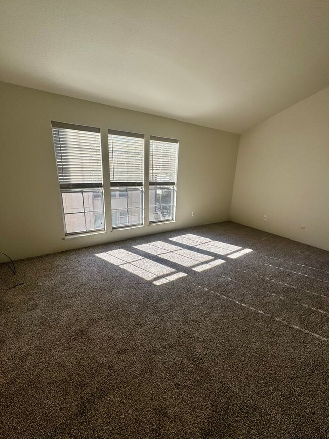 Building Photo - 2 Bedroom Townhome with Pool and Fitness Center/Centrally Located!!