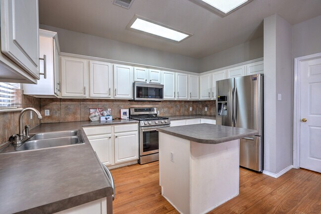 Building Photo - 807 Settlement St