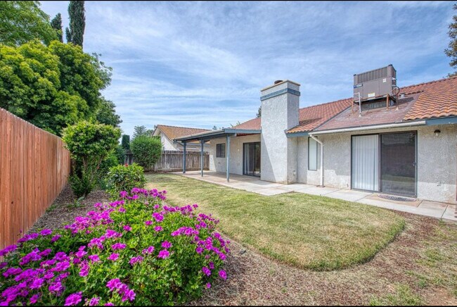 Building Photo - 6376 N Forestiere Ave