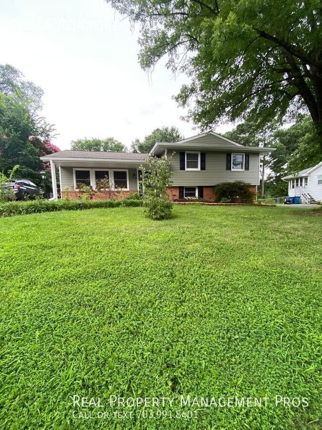 Primary Photo - 700 E Roanoke Rd