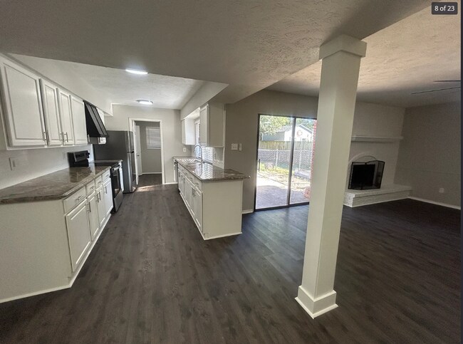 Building Photo - 2801 Meadowview Dr