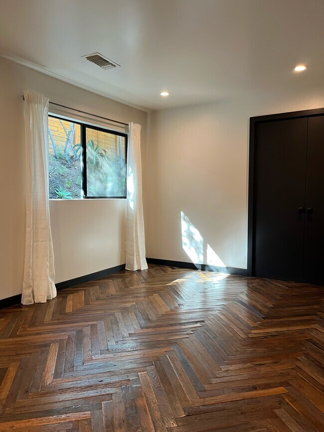 Building Photo - 21273 Entrada Rd