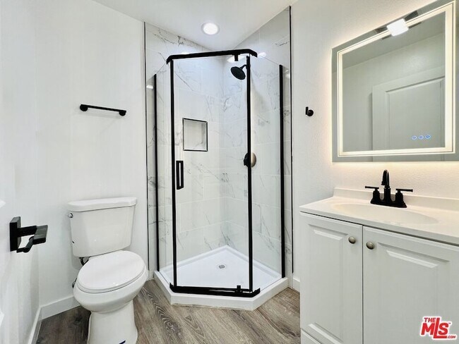 Building Photo - 2628 Beachwood Dr