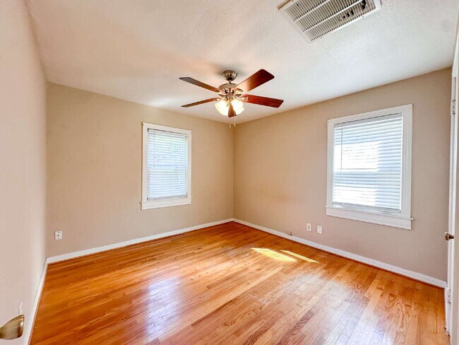 Building Photo - 2-bedroom, 1-bath home in Maxey Park!